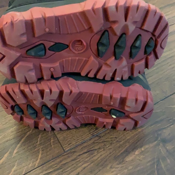 Kids Snow Boots. Size 7/8 - Picture 3 of 3